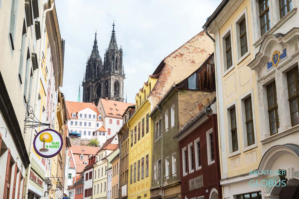 Häuser in der Burgstraße und Zwillingstürme vom Meißner Dom in Meißen, Sachsen