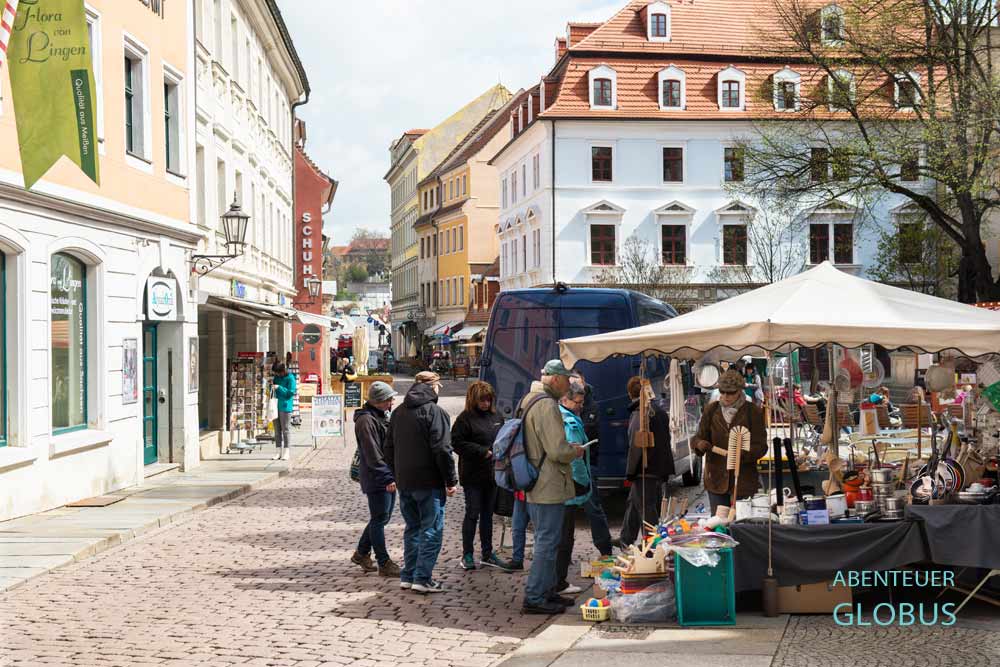 Heinrichsplatz mit Häusern und Touristen an Verkaufsständen