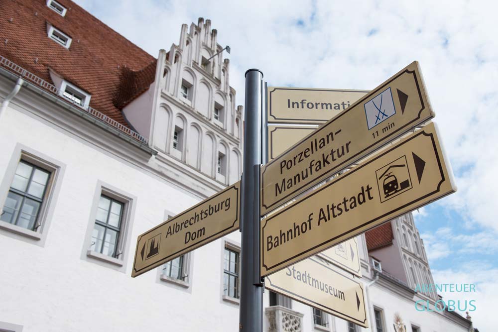 Schilder am Rathaus auf dem Markt in der Altstadt von Meißen
