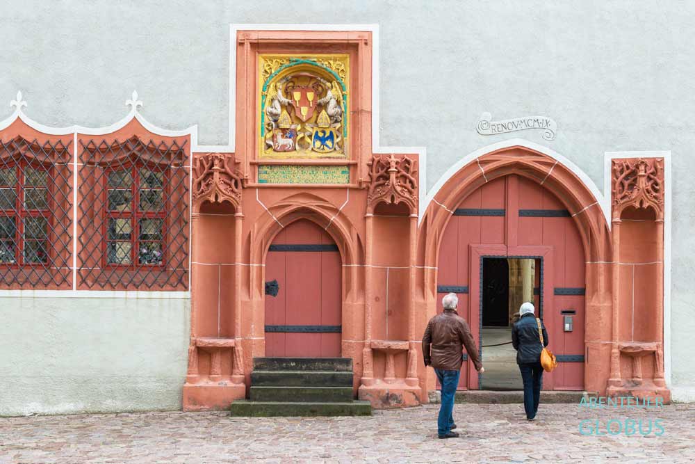 Zwei Besucher vor der Dompropstei am Domplatz in Meißen