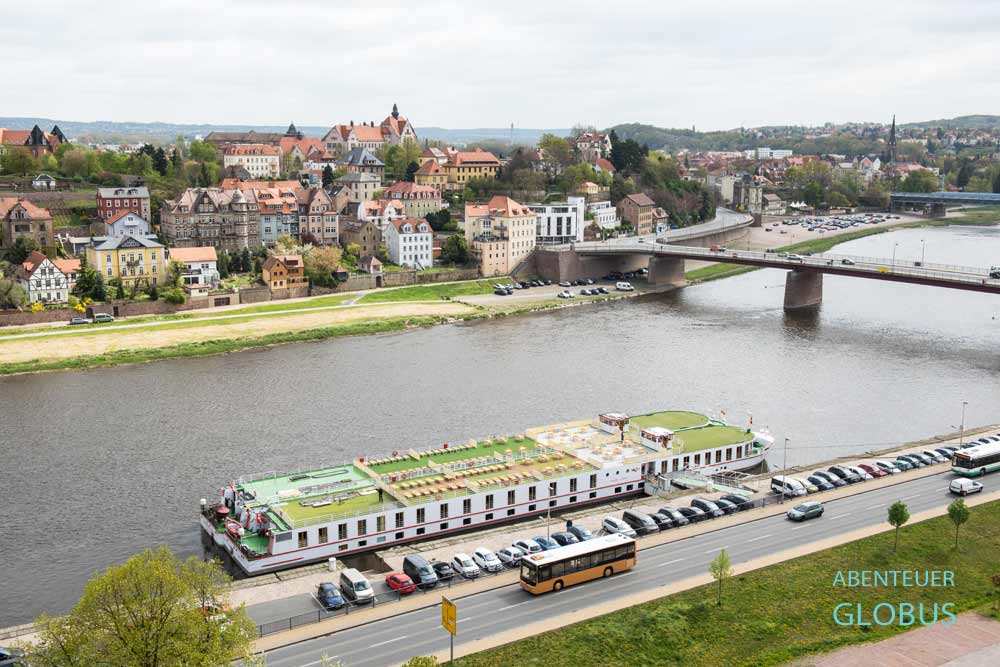 Blick von der Albrechtsburg in Richtung Süden: Fahrgastschiffe am Anleger der Elbe und Altstadtbrücke in Meißen