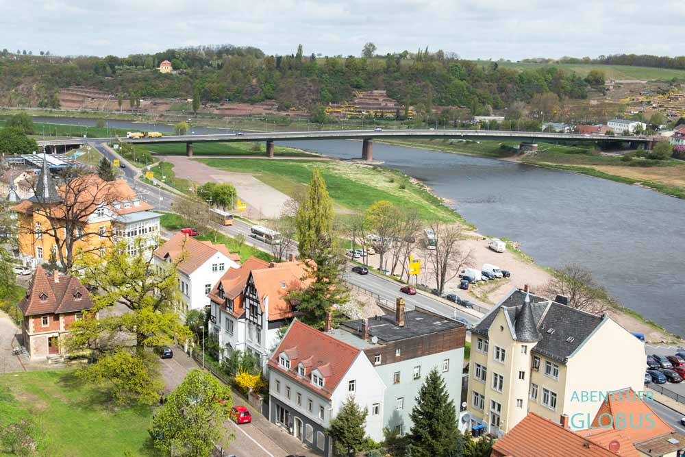 Blick von der Albrechtsburg in Richtung Norden: Häuser und Parkplatz, Elbtalbrücke, dahinter Weinberge in Meißen