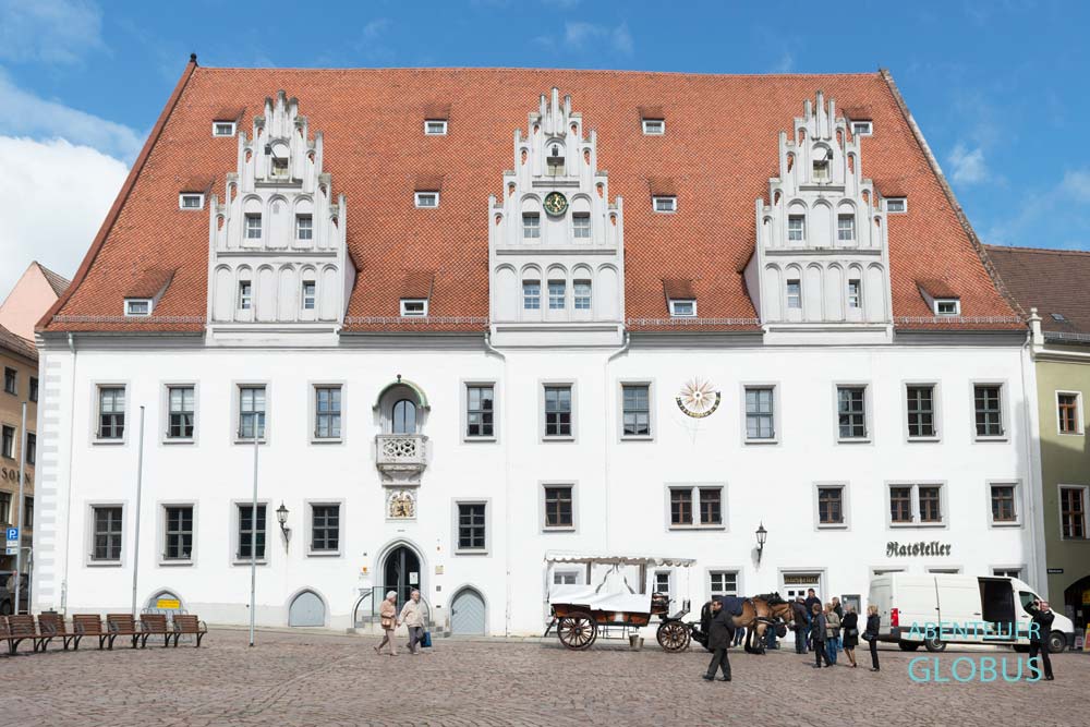 Weißes Rathaus mit drei grauen Zwerchgiebeln am Marktplatz in der Altstadt von Meißen