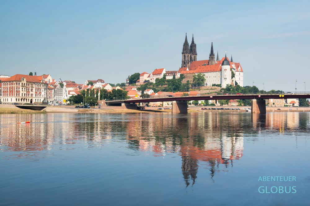 Albrechtsburg und Meißner Dom; Altstadtbrücke über der Elbe mit Spiegelung, Meißen in Sachsen