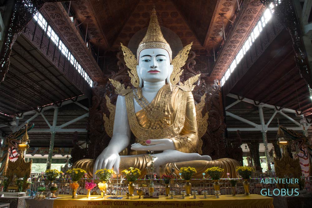 Buddha-Statue in der Erdberührungsgeste in der Nga Htat Gyi-Pagode in Yangon