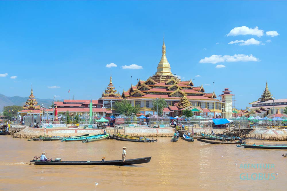 Traditionelle Boote vor der goldenen Phaung Daw U Pagode auf dem Inle-See, Myanmar.