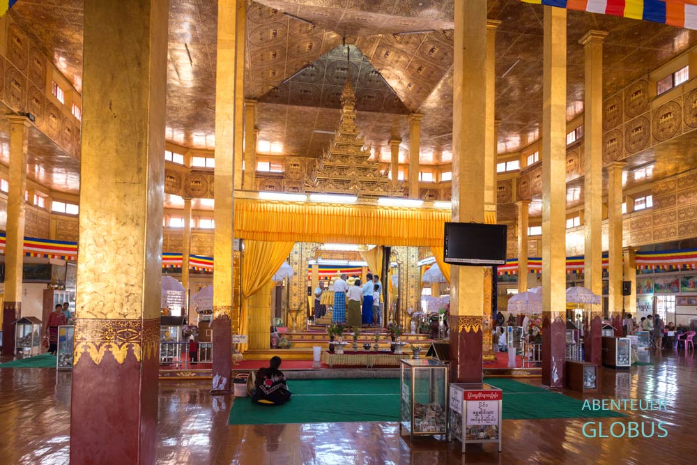 Gebetshalle mit goldenen Buddhas in der Phaung Daw U Pagode auf dem Inle-See, Myanmar.