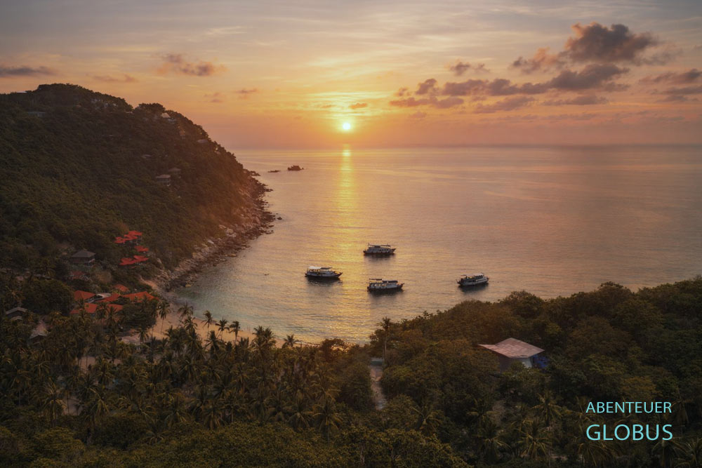 Sonnenaufgang über der Aow Leuk Bay, gesehen vom Piera Viewpoint auf Koh Tao, Thailand