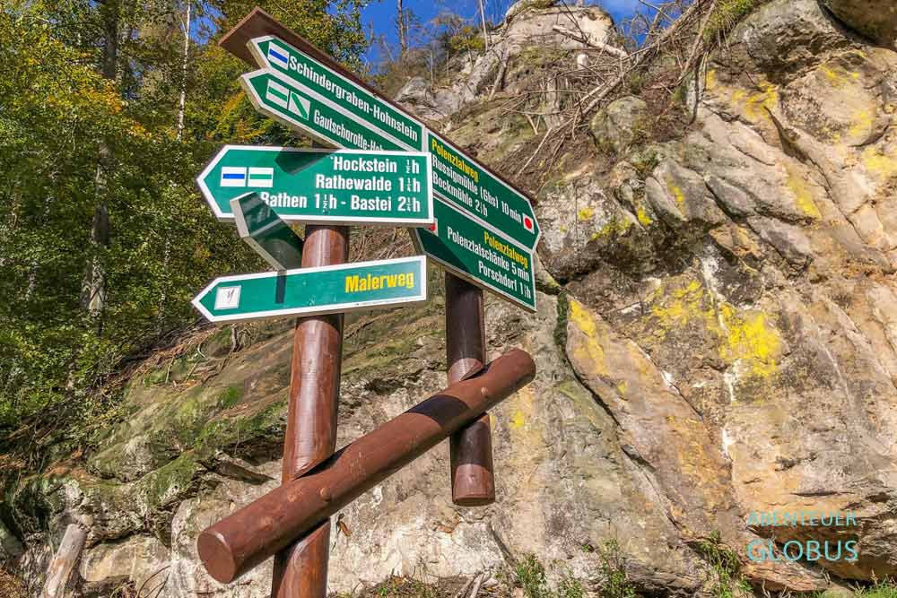 Holzschilder am Malerweg bei Hohnstein, Elbsandsteingebirge