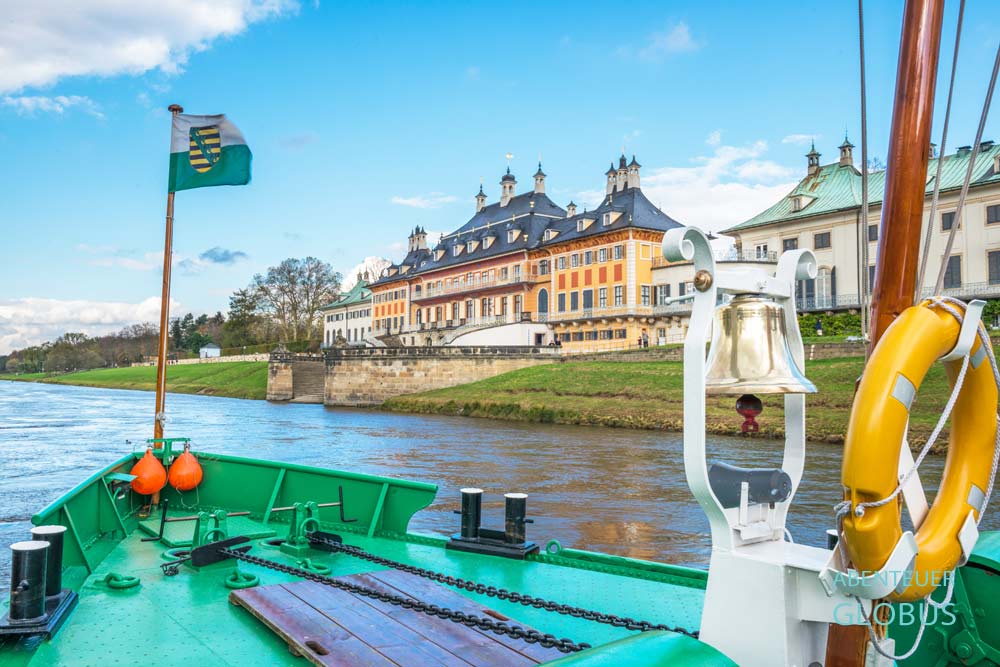 Schiff der Sächsischen Dampfschifffahrt am Schloss Pillnitz, bei Dresden in Sachsen