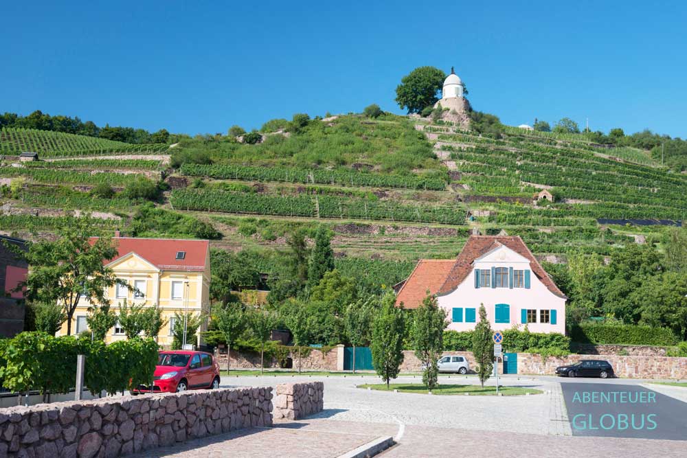 Winzerhaus Fliegenwedel (rechts) und Pavillon und Aussichtspunkt Jacobstein in Radebeul