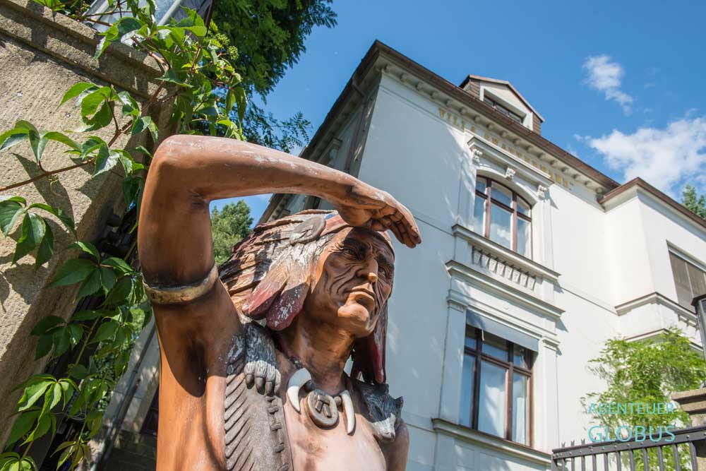 Indianerfigur vor der Villa Shatterhand (Karl-May-Museum) in Radebeul, Sachsen
