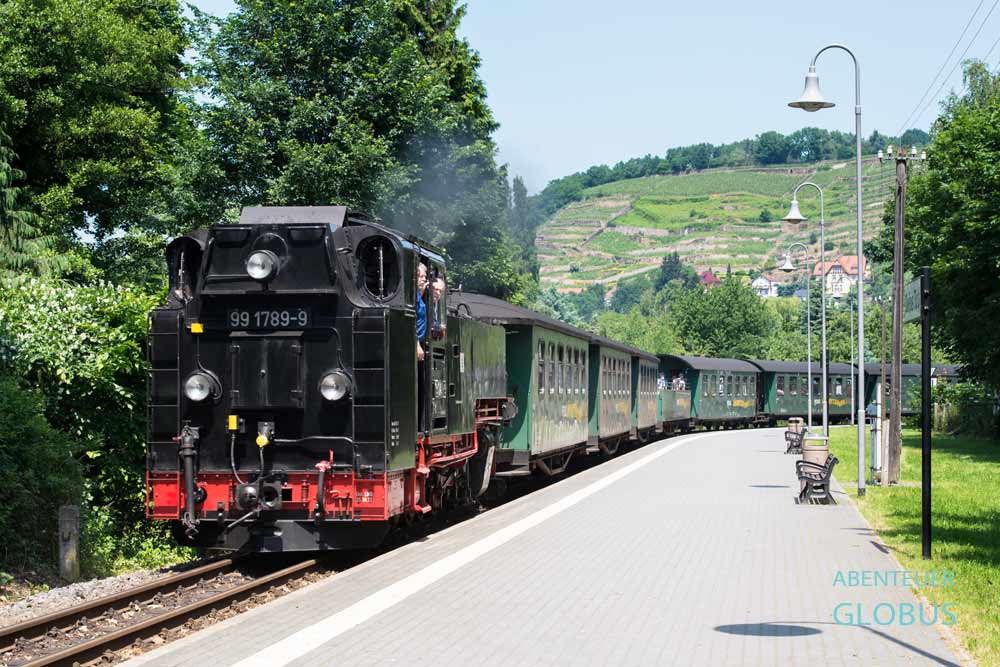 Dampfbetriebene Lößnitzgrundbahn im Bahnhof in Radebeul, Sachsen