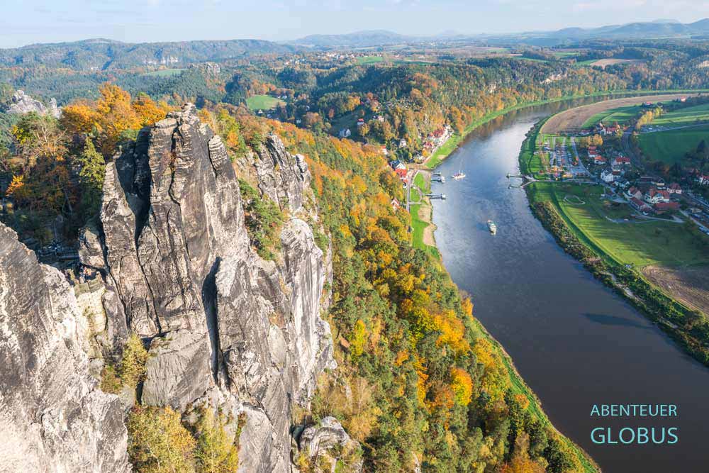 Blick von der Basteiaussicht ins Elbtal mit dem Kurort Rathen