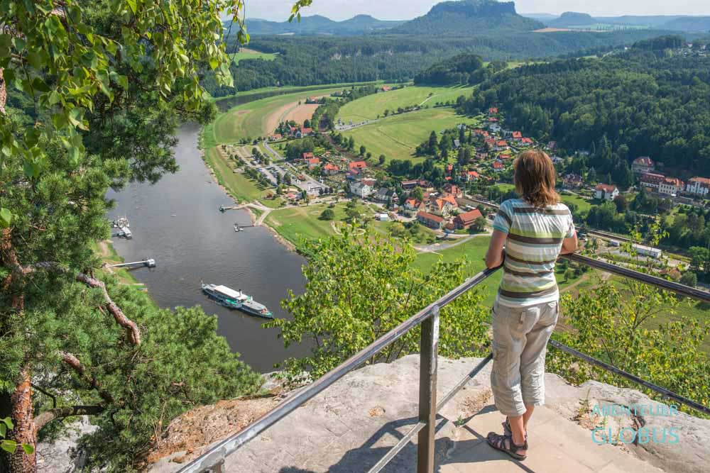 Touristin auf der Tiedge-Aussicht mit Blick auf Rathen im Elbtal, Sachsen