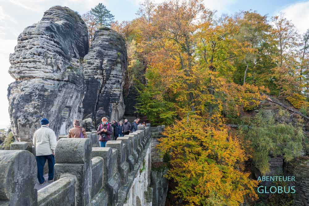 Besucher auf der Basteibrücke im Herbst im Nationalpark Sächsische Schweiz
