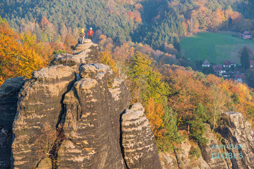 Zwei Kletterer auf einem Felsturm im Rathener Gebiet bei der Bastei