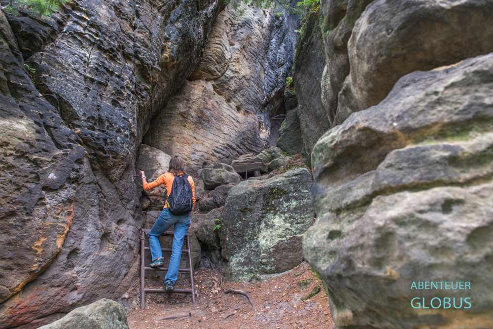 Wanderin beim Aufstieg zum Kleinen Bärenstein im Elbsandsteingebirge