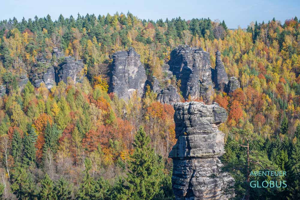 Bunte Bäume im Herbst zwischen Felstürmen im Bielatal in der Sächsischen Schweiz