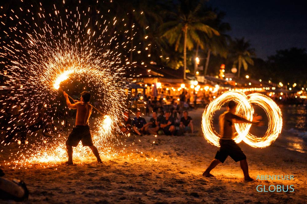 Feuershow am Sairee Beach auf Koh Tao bei Nacht mit Zuschauern, Thailand