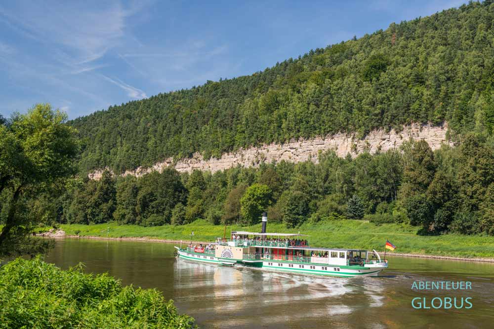 Schaufelraddampfer der Flotte der Sächsischen Dampfschifffahrt auf der Elbe im Elbsandsteingebirge