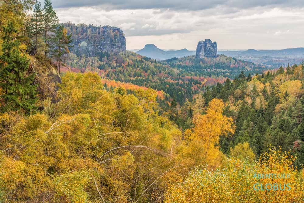 Schrammsteine, Lilienstein und Falkenstein von rechts nach links im Elbsandsteingebirge, gesehen vom Carolafelsen