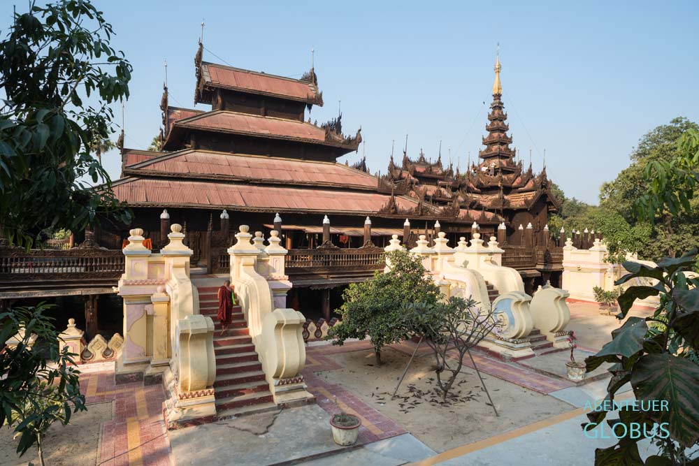 Verzierte Aufgänge in die Gebetshalle des Teakholzklosters Shwe In Bin Kyaung, Mandalay