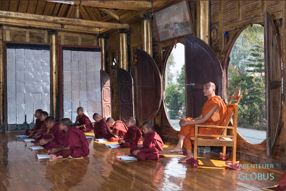 Novizen beim Lernen im Shwe Yan Bye Teakholzkloster mit ovalen Fenstern am Inle-See.