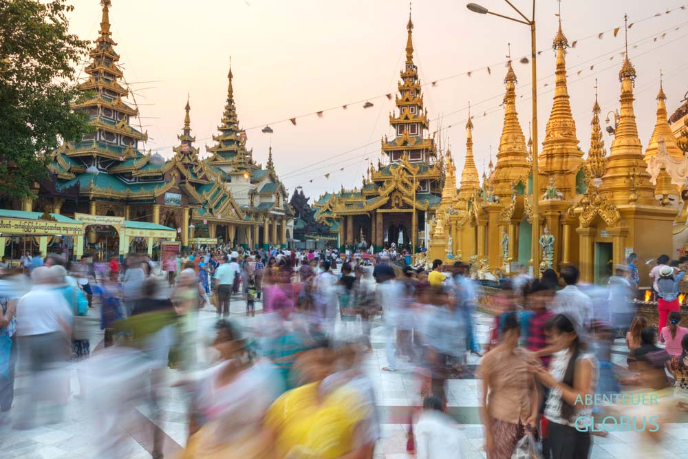 Besucher am Abend auf dem Gelände der Shwedagon-Pagode in Yangon