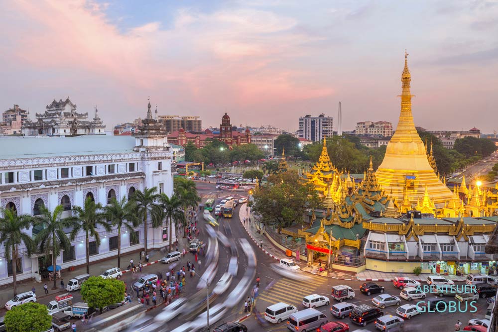 Abendlicher Verkehr an der beleuchteten Sule-Pagode und der Yangon City Hall