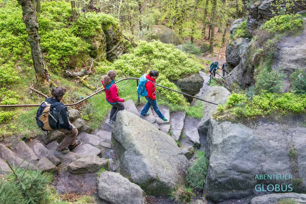 Wanderer auf Steintreppen am Lilienstein, Sächsische Schweiz