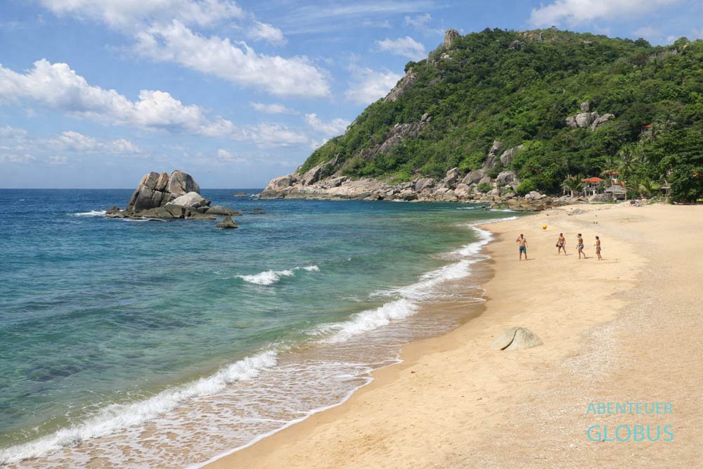 Menschen spielen Beachvolleyball am Tanote Beach auf Koh Tao, Thailand.