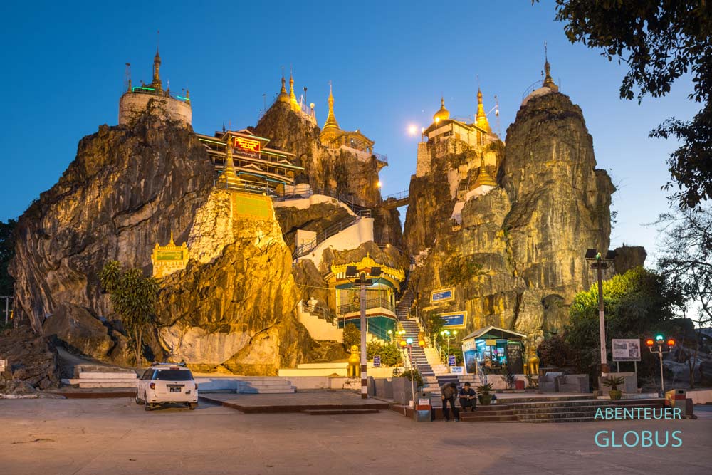 Die beleuchtete Felspagode Taung Kwe am Abend in Loikaw, Myanmar.