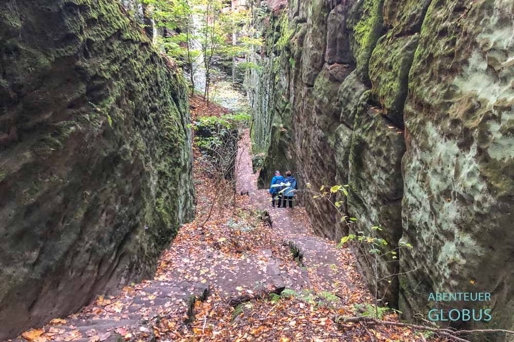 Wanderer auf einer Steintreppe am Kuhstall im Nationalpark Sächsische Schweiz, bei Bad Schandau