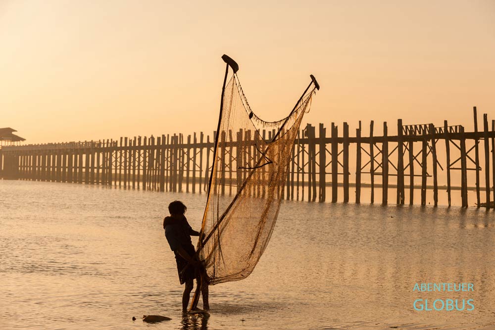 Fischer vor der U-Bein-Brücke bei Sonnenaufgang in Amarapura, Myanmar.