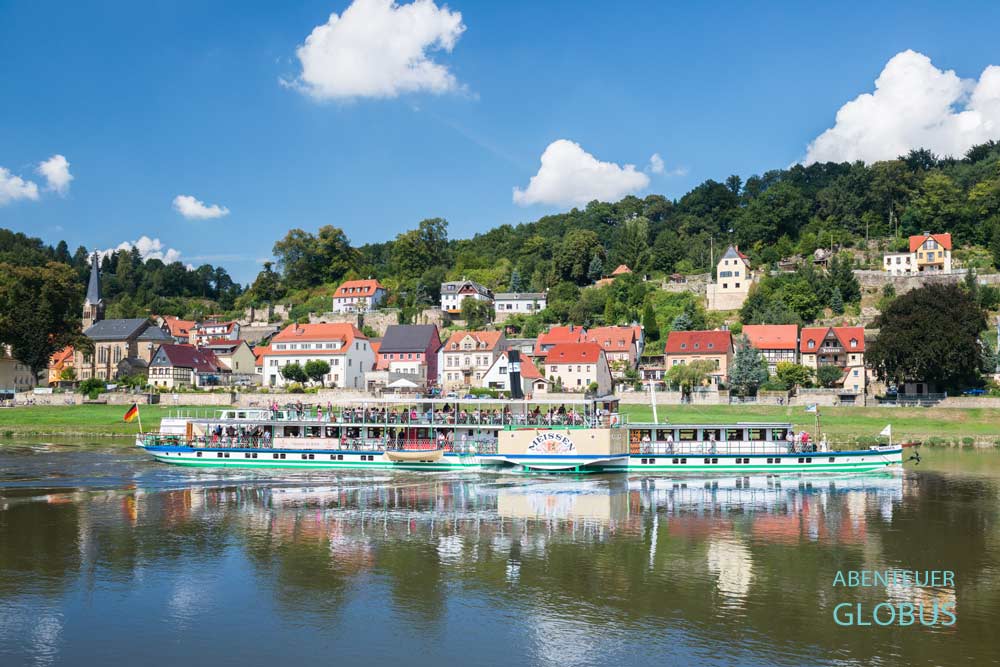 Schaufelraddampfer der Sächsischen Dampfschifffahrt auf der Elbe, im Hintergrund Stadtansicht von Wehlen