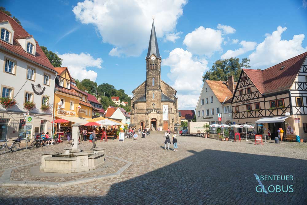 Marktplatz mit Rathaus, Radfahrerkirche und Brunnen in Wehlen, Sächsische Schweiz