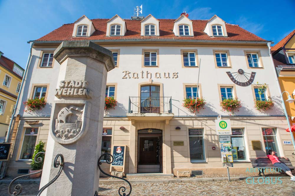 Rathaus mit Sonnenuhr am Marktplatz in Wehlen, Sachsen