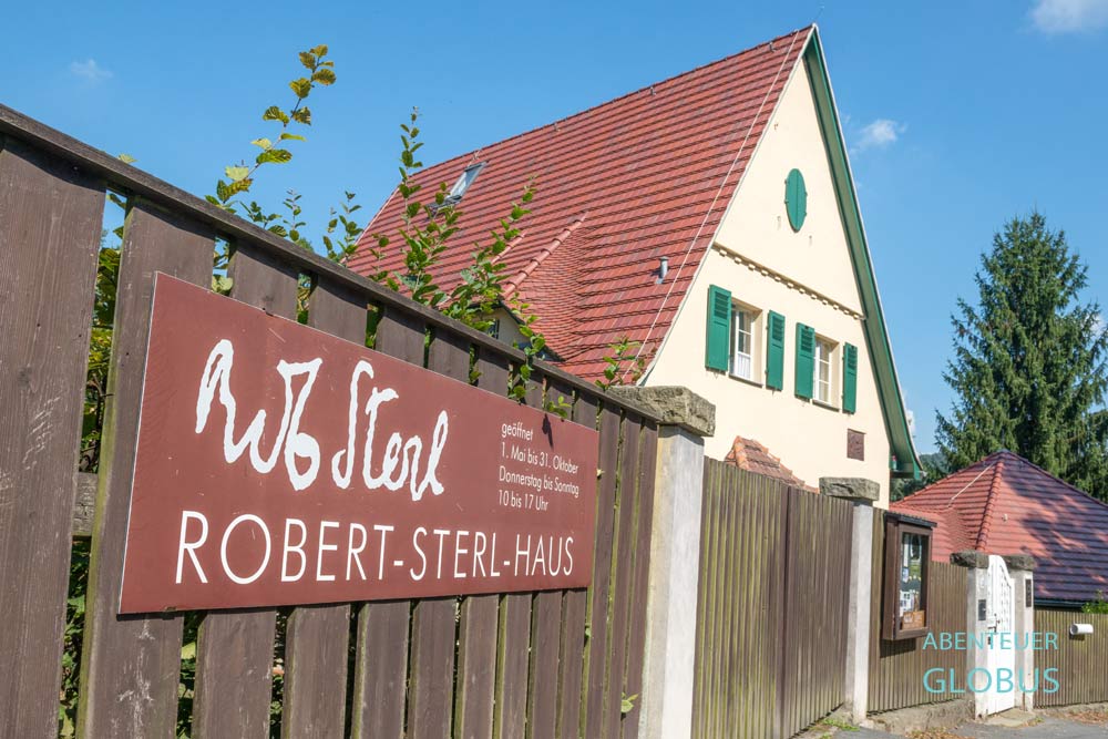Schild am Zaun und das Robert-Sterl-Haus am Malerweg im Ortsteil Pötzscha von Wehlen im Elbsandsteingebirge, Sachsen