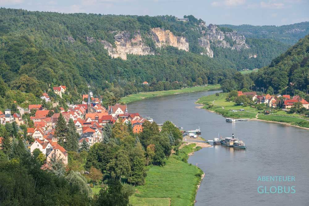 Stadt Wehlen, Ausflugsschiff auf der Elbe und Felsmassiv Bastei im Nationalpark Sächsische Schweiz, gesehen von der Wilke-Aussicht