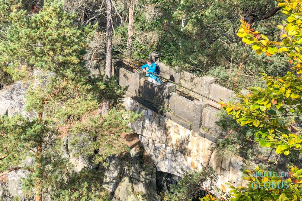 Wanderin auf der Teufelsbrücke am Hockstein bei Hohnstein, Sachsen