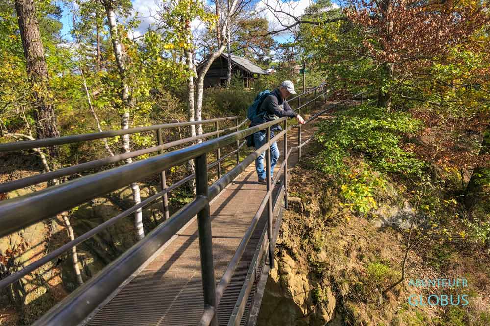 Wanderer auf Steg in der Nähe der Hocksteinaussicht bei Hohnstein, Sächsische Schweiz