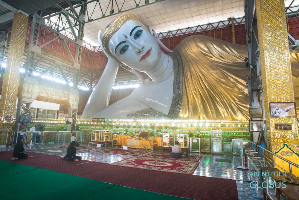 Goldener liegender Buddha in der Chauk Htat Gyi Pagode in Yangon