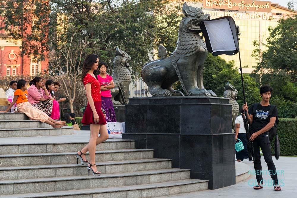 Personen bei einem Fotoshooting im Mahabandoola Garden in Yangon