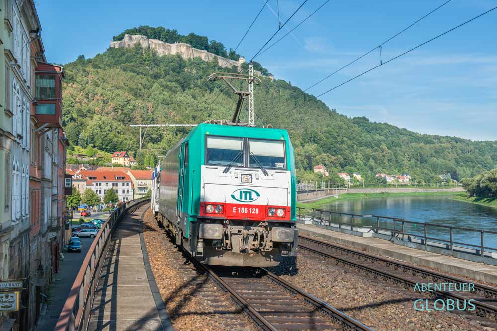 Eisenbahn an der Elbe in Königstein, im Hintergrund Festung Königstein