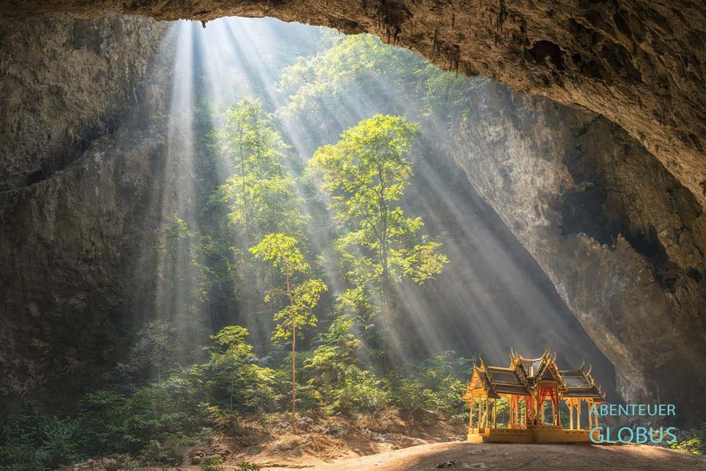 Sonnenstrahlen in der Phraya Nakhon Höhle im Khao Sam Roi Yot Nationalpark in Thailand