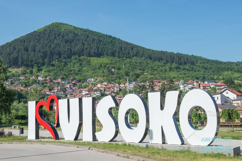 I Love Visoko, im Hintergrund die Sonnenpyramide in Visoko