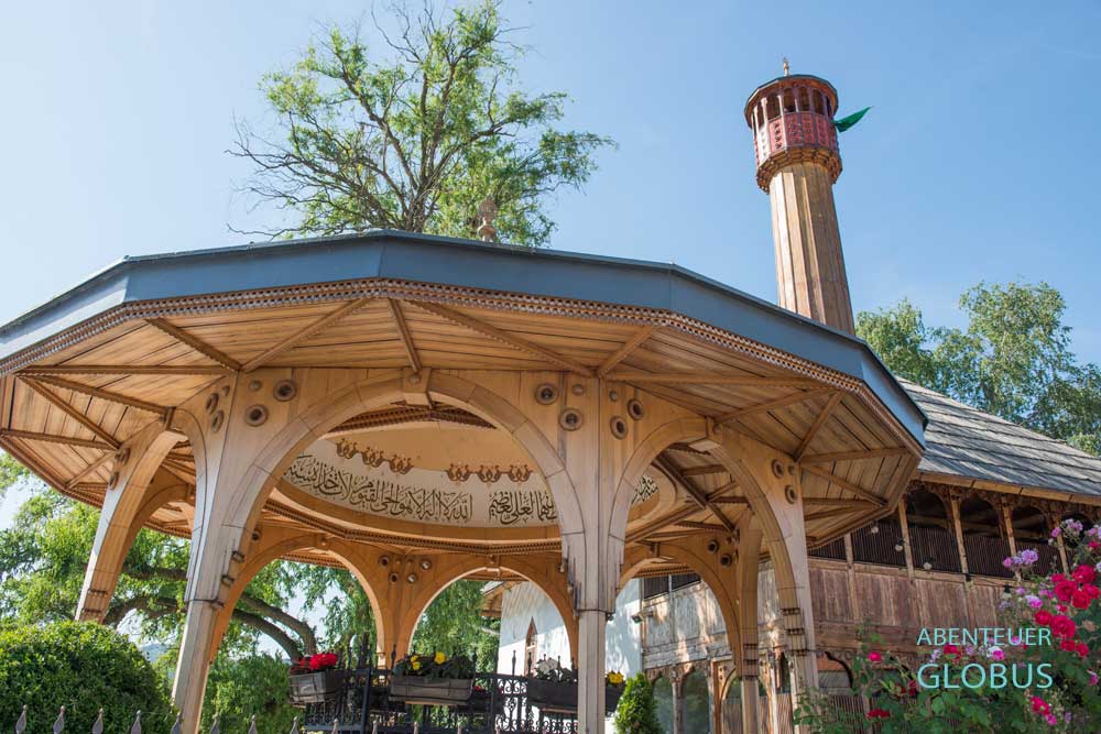 Minarett und Brunnen der Moschee Tabacka in Visoko