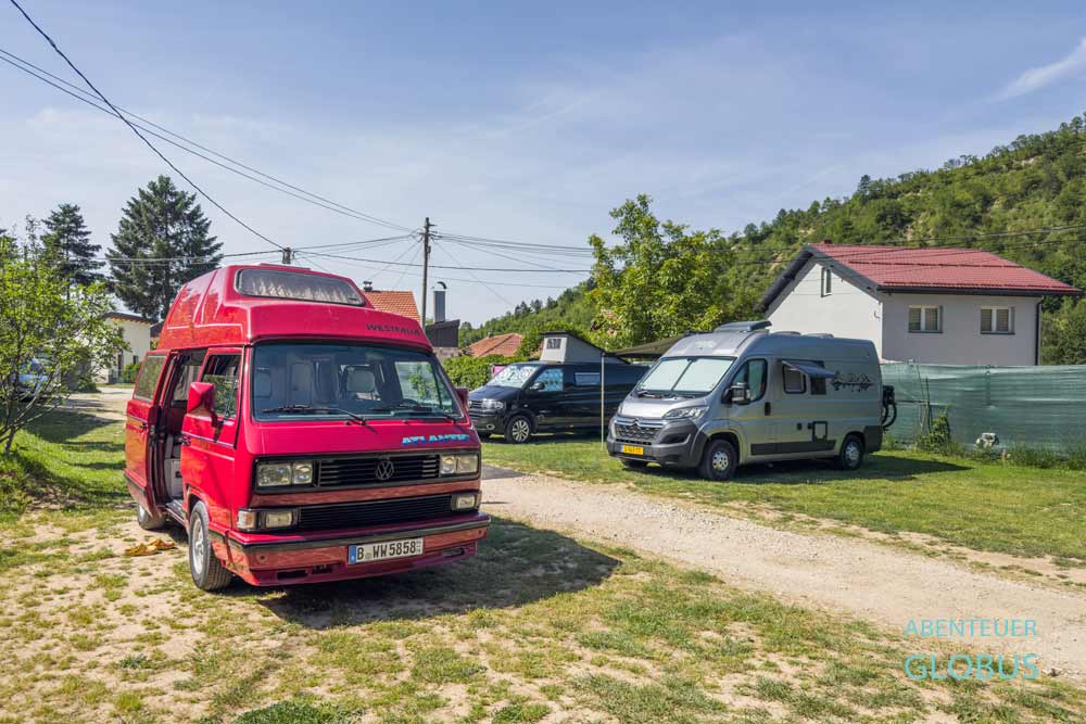 Roter Bulli T3 im Autocamp iCamp in Visoko