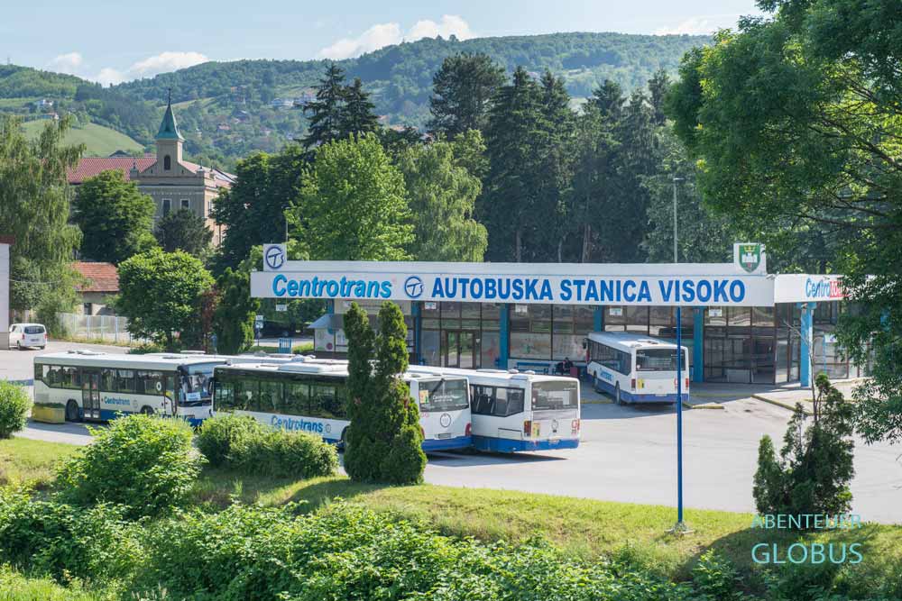 Busse auf dem Busbahnhof (Autobuska Stanica Visoko) in der Stadt Visoko, Bosnien und Herzegowina